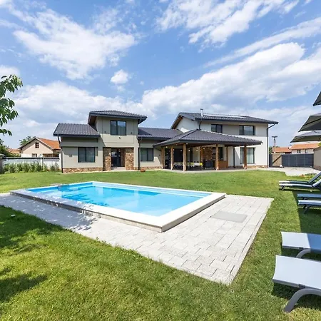 Hébergement de vacances Luxurious, Modern House In The Nature In
