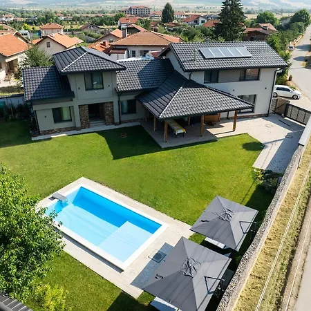 Luxurious, Modern House In The Nature In Hébergement de vacances Belchin