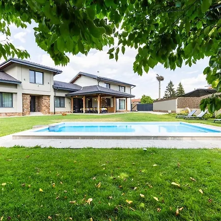 Hébergement de vacances Luxurious, Modern House In The Nature In *