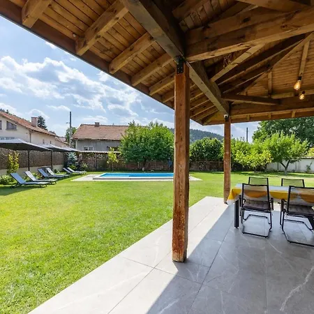 Hébergement de vacances Luxurious, Modern House In The Nature In *