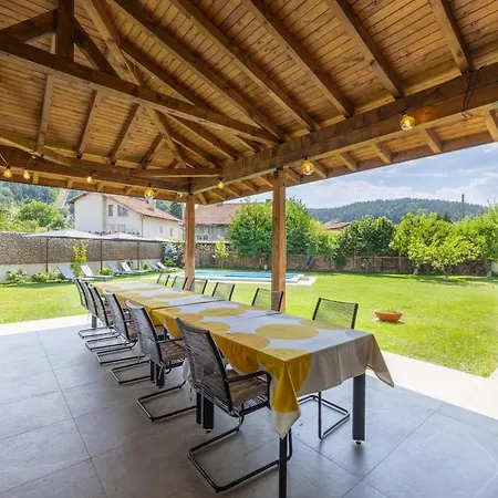 Hébergement de vacances Luxurious, Modern House In The Nature In
