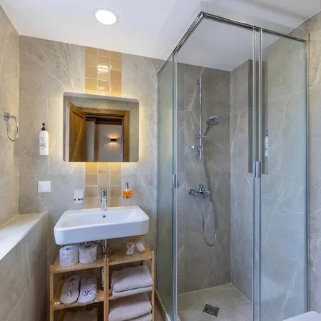 Hébergement de vacances Luxurious, Modern House In The Nature In *