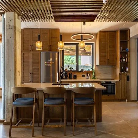 Hébergement de vacances Luxurious, Modern House In The Nature In *